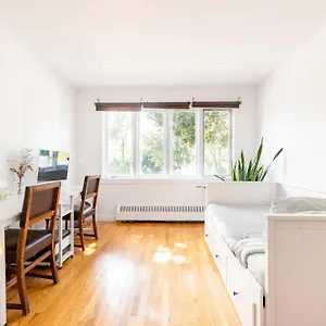 https://bright-riverfront-3-bedroom-condo.hotels-in-montreal.org